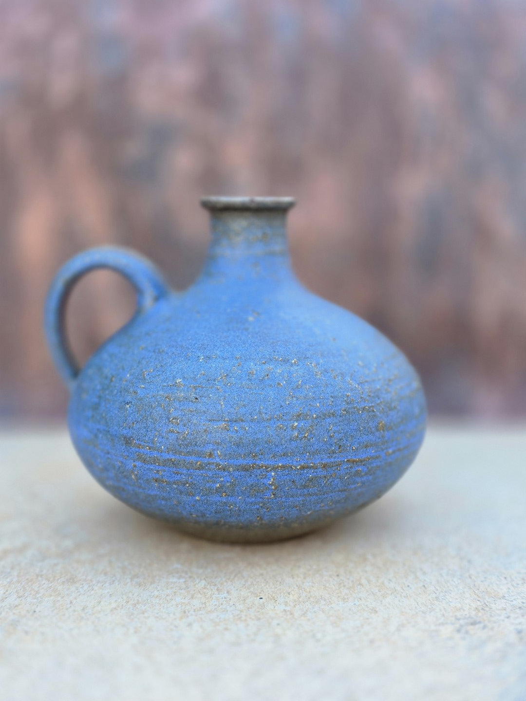 Signierte Vintage Keramikvase von Rudi Stahl, wohl 1960er bis frühe 1970er Jahre, mit blauer matter Oberfläche, Henkel und rotbraunem Scherben.