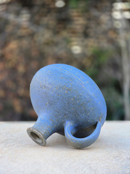 Blaue signierte Keramikvase aus Höhr-Grenzhausen von Rudi Stahl mit bauchiger Form, Henkel, matter Glasur und rotbraunem Standboden.