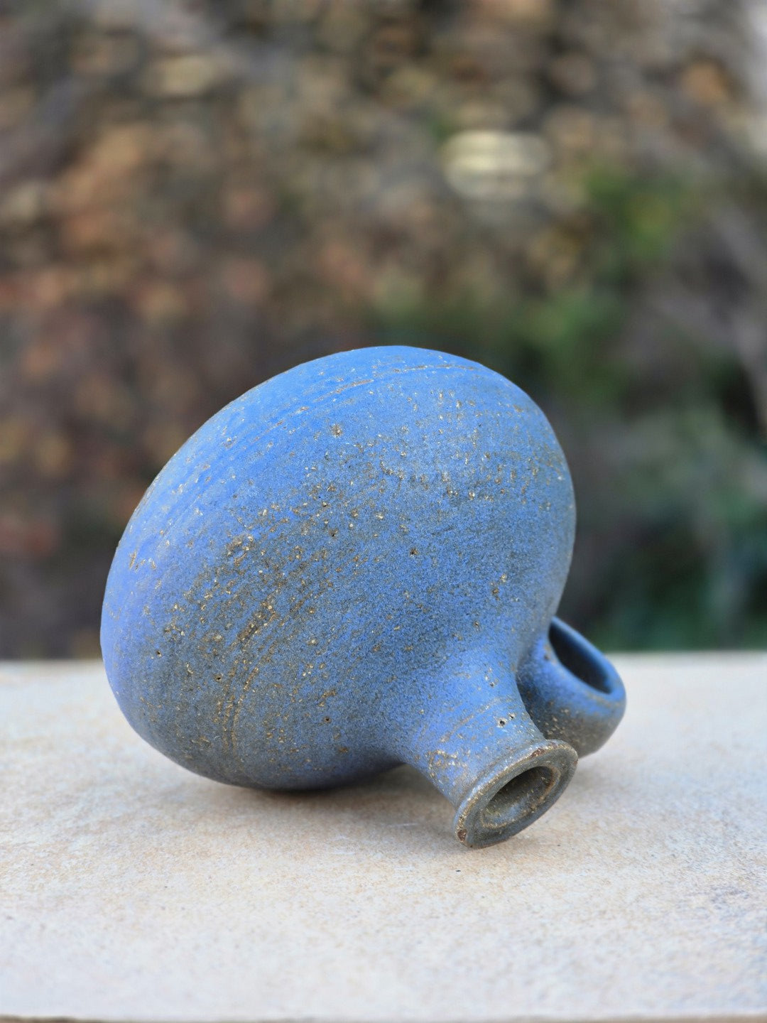 Kleine Rudi Stahl Vase mit Bodensignatur, blauer matter Studiokeramik-Oberfläche, bauchiger Form, Schulterhenkel und rotbraunem Scherben.
