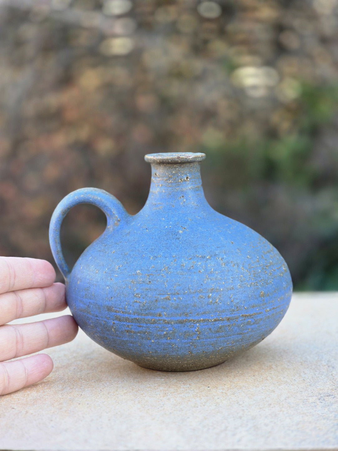 Signierte blaue Vintage Studiokeramikvase von Rudi Stahl aus Höhr-Grenzhausen mit Henkel, bauchigem Körper und rotbraunem Scherben aus den 1960er bis frühen 1970er Jahren.