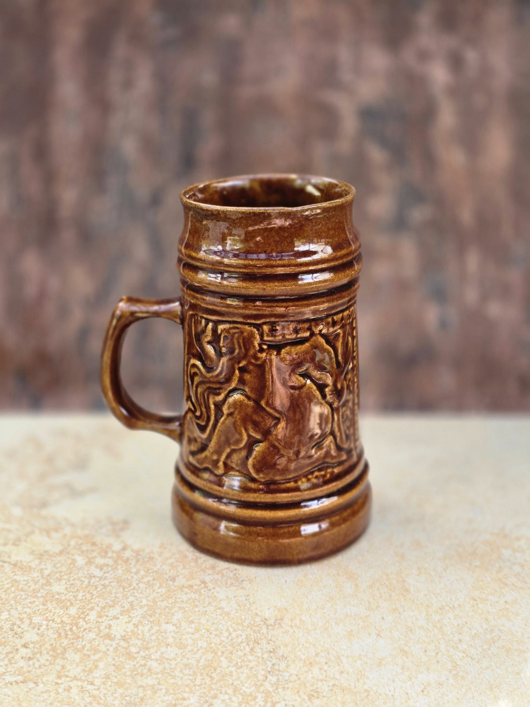 Vintage Bierseidel in Braun mit plastischem Rübezahl Motiv, Riesengebirge-Orten und glänzender Reliefglasur, vermutlich aus der Bunzlau-Region.