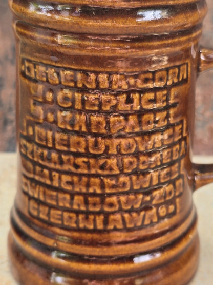 Braunes Vintage Bierseidel mit rustikaler Glasur, Rübezahl Figur im Relief und Ortsnamen aus dem Riesengebirge, mögliche Bunzlau-Zuordnung.