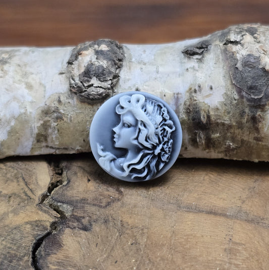 Das Bild zeigt runde Kamee-Cabochons – 17mm – Schwarz – Klassische Eleganz für deine kreativen Projekte