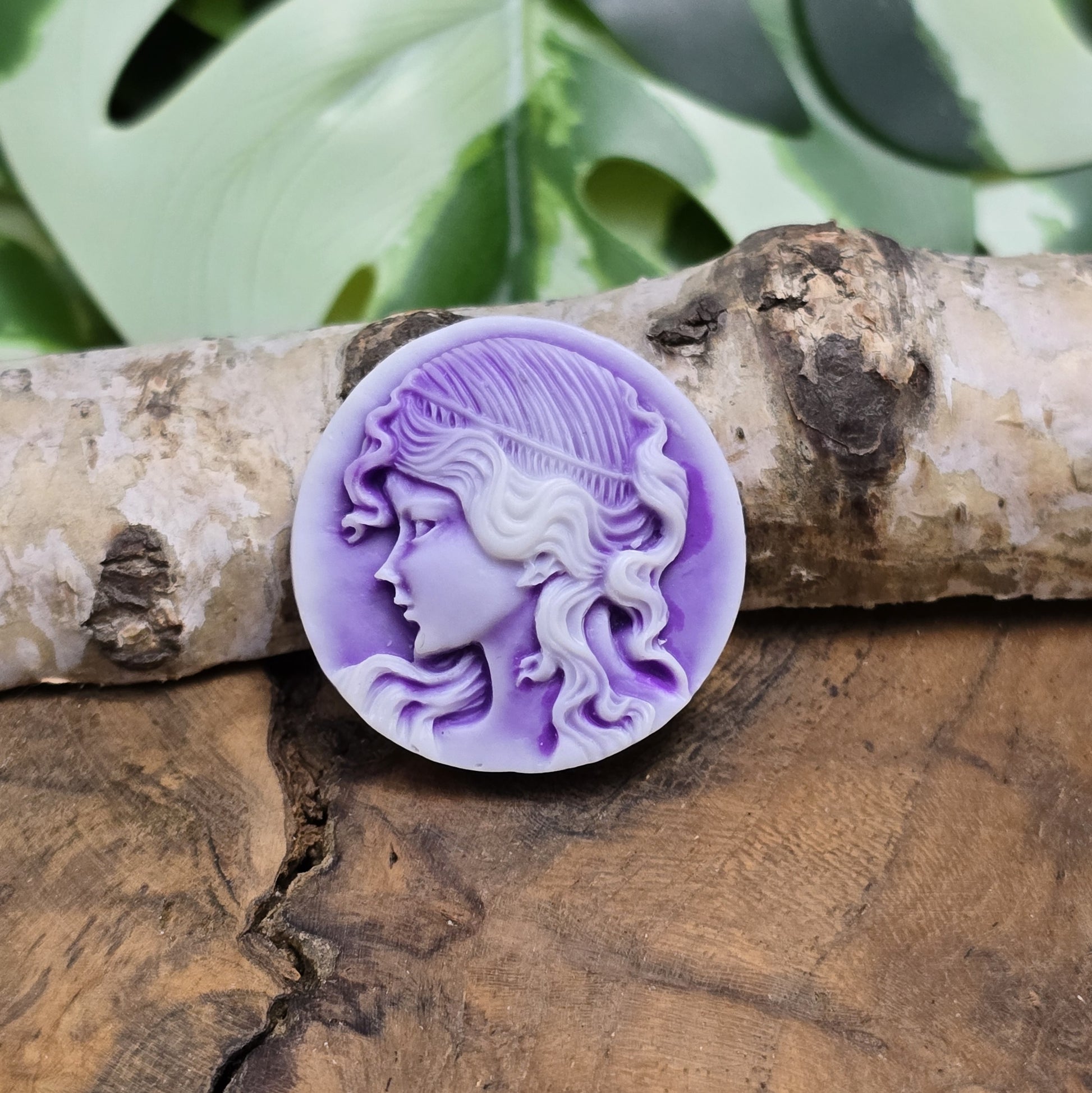 Das Bild zeigt einen runden Kamee-Cabochon – 31mm – Lila – Romantische Eleganz für deine DIY-Projekte