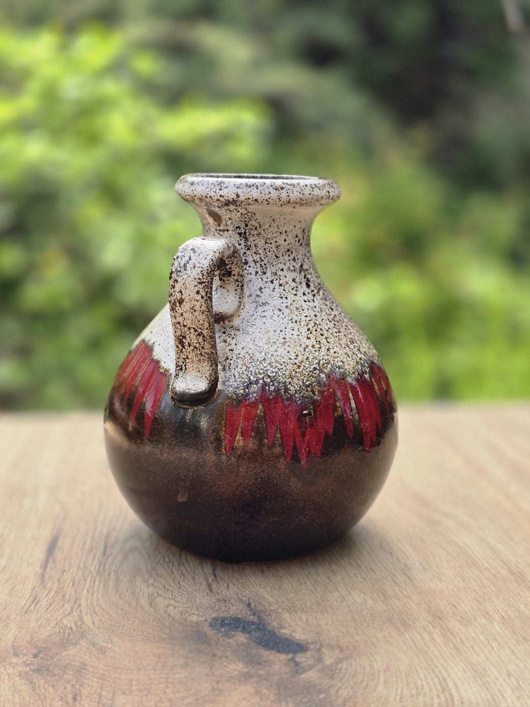Rückansicht der bauchigen Scheurich Vase 495-16 mit weißem Hals, roter Laufglasur und dunklem Unterteil