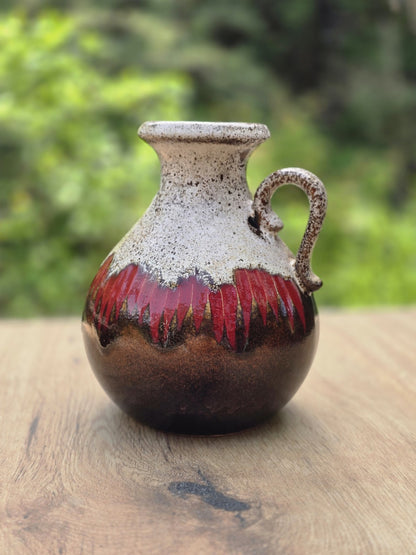 Seitliche Ansicht einer Scheurich West Germany Vase mit Henkel und rotbrauner Effektglasur