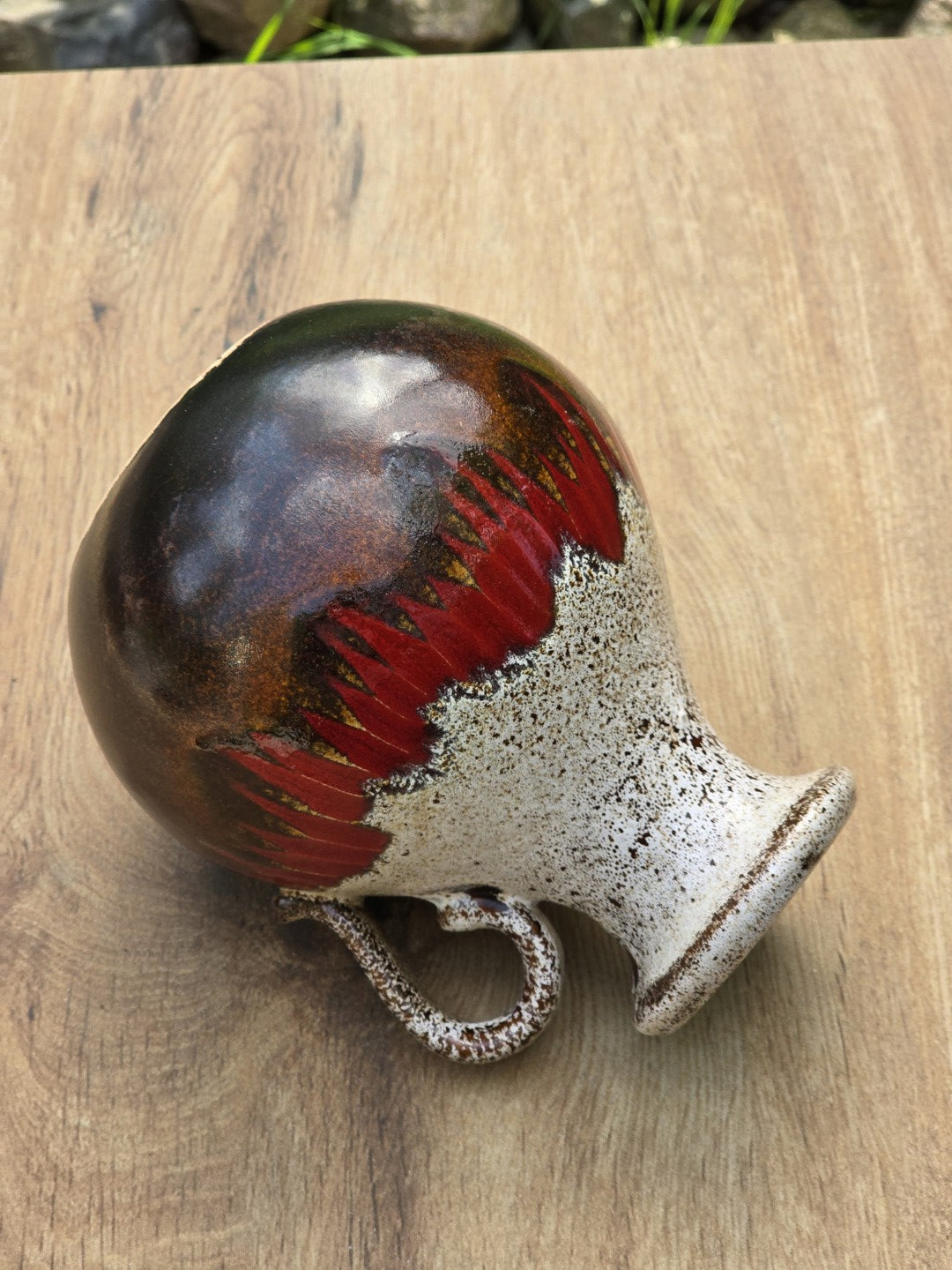 Liegende Scheurich Vase 495-16 mit Henkel, bauchiger Form und rotbrauner Fat-Lava-Glasur