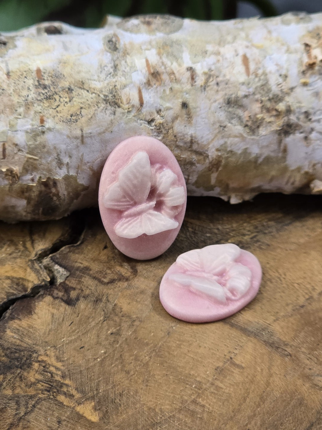 Zwei altrosa Schmetterling Cabochons aus Resin für DIY Schmuck und Bastelprojekte