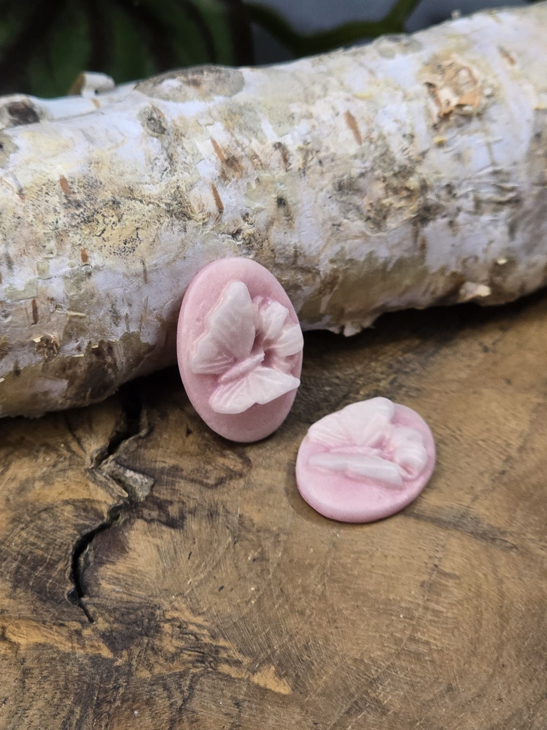 Ovale Schmetterling Cabochons in zartem Rosa für Ohrringe, Ringe und Anhänger
