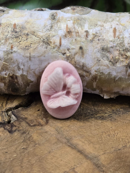Detailaufnahme eines altrosa Schmetterling Cabochons mit reliefartigem Motiv