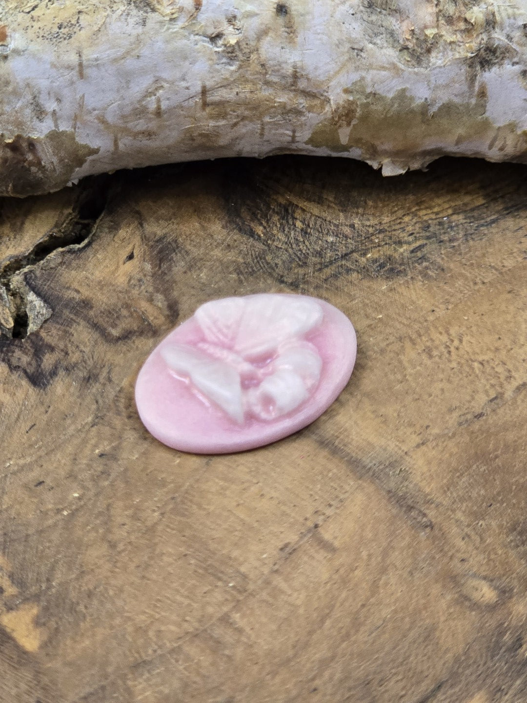 Flacher Resin Cabochon in Altrosa mit Schmetterling Motiv für Schmuckherstellung