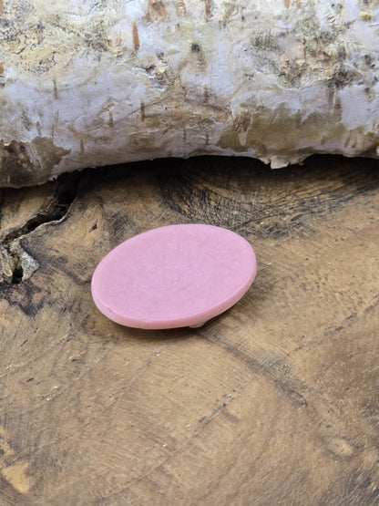 Rückseite eines ovalen altrosa Cabochons zur Ansicht von Form und Verarbeitung