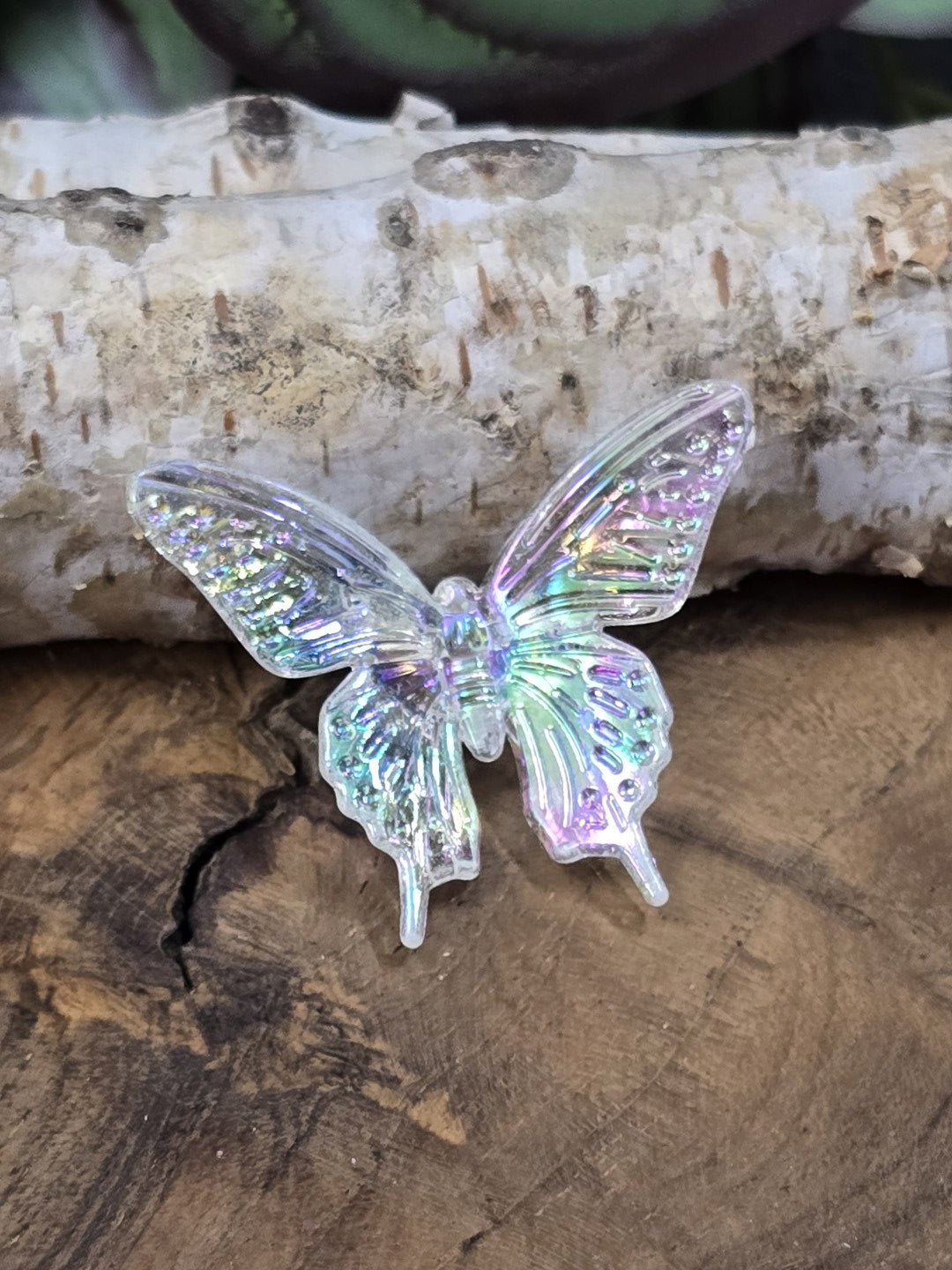 Transparente Schmetterlingsperle aus Acryl mit irisierendem AB-Schimmer und detaillierter Flügelstruktur