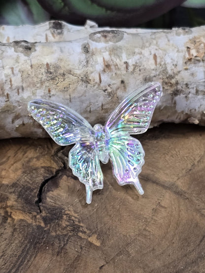 Transparente Schmetterlingsperle aus Acryl mit irisierendem AB-Schimmer und detaillierter Flügelstruktur