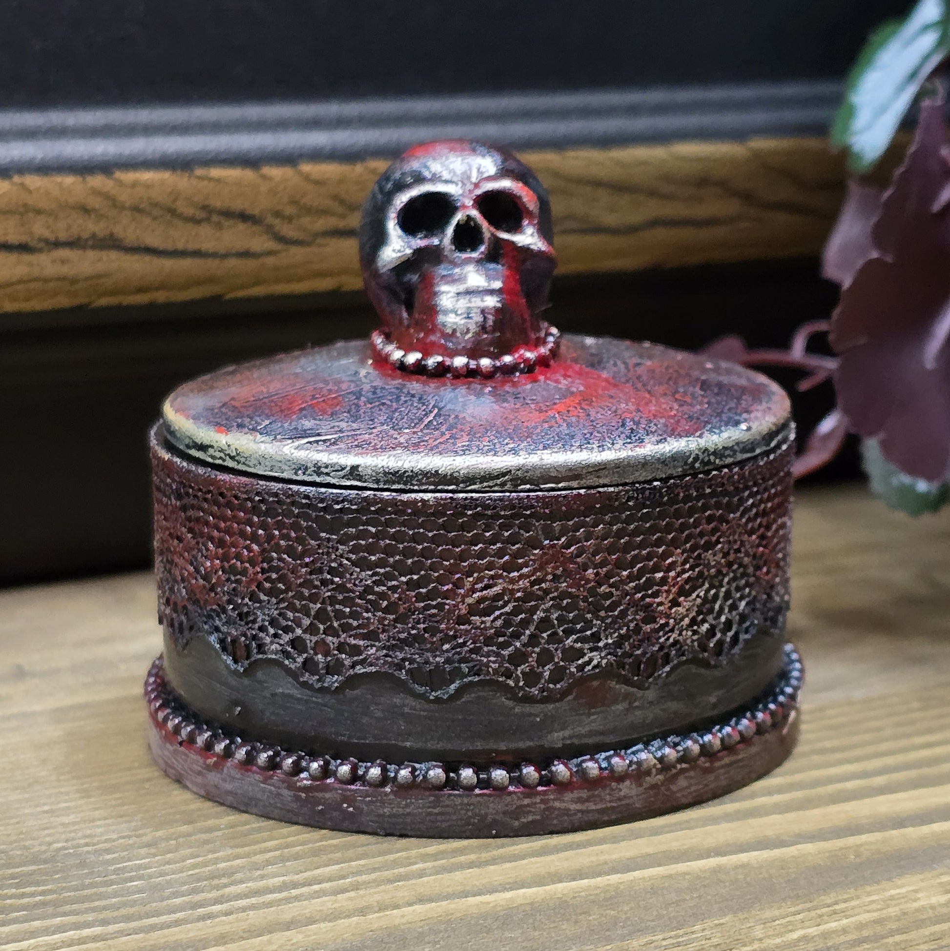 Das Bild zeigt eine gandgemachte Schmuckdose mit Totenkopf, Punk Stil, Rockabilly, Totenkopfliebe, Gothic Style

Ein Hauch von Dunkelheit und Rebellion erwartet dich mit dieser einzigartigen handgemachten Schmuckdose im unverwechselbaren Punk-Gothic-Stil. 