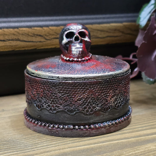 Das Bild zeigt eine gandgemachte Schmuckdose mit Totenkopf, Punk Stil, Rockabilly, Totenkopfliebe, Gothic Style

Ein Hauch von Dunkelheit und Rebellion erwartet dich mit dieser einzigartigen handgemachten Schmuckdose im unverwechselbaren Punk-Gothic-Stil. 