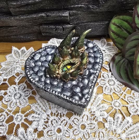 Das Bild zeigt eine mystische Drachen Schmuckschatulle, Ladebox aus Holz, für Fantasy Fairycore

Diese mystische Drachen-Schmuckschatulle in Herzform ist ein wahres Meisterwerk der Magie und Fantasie.