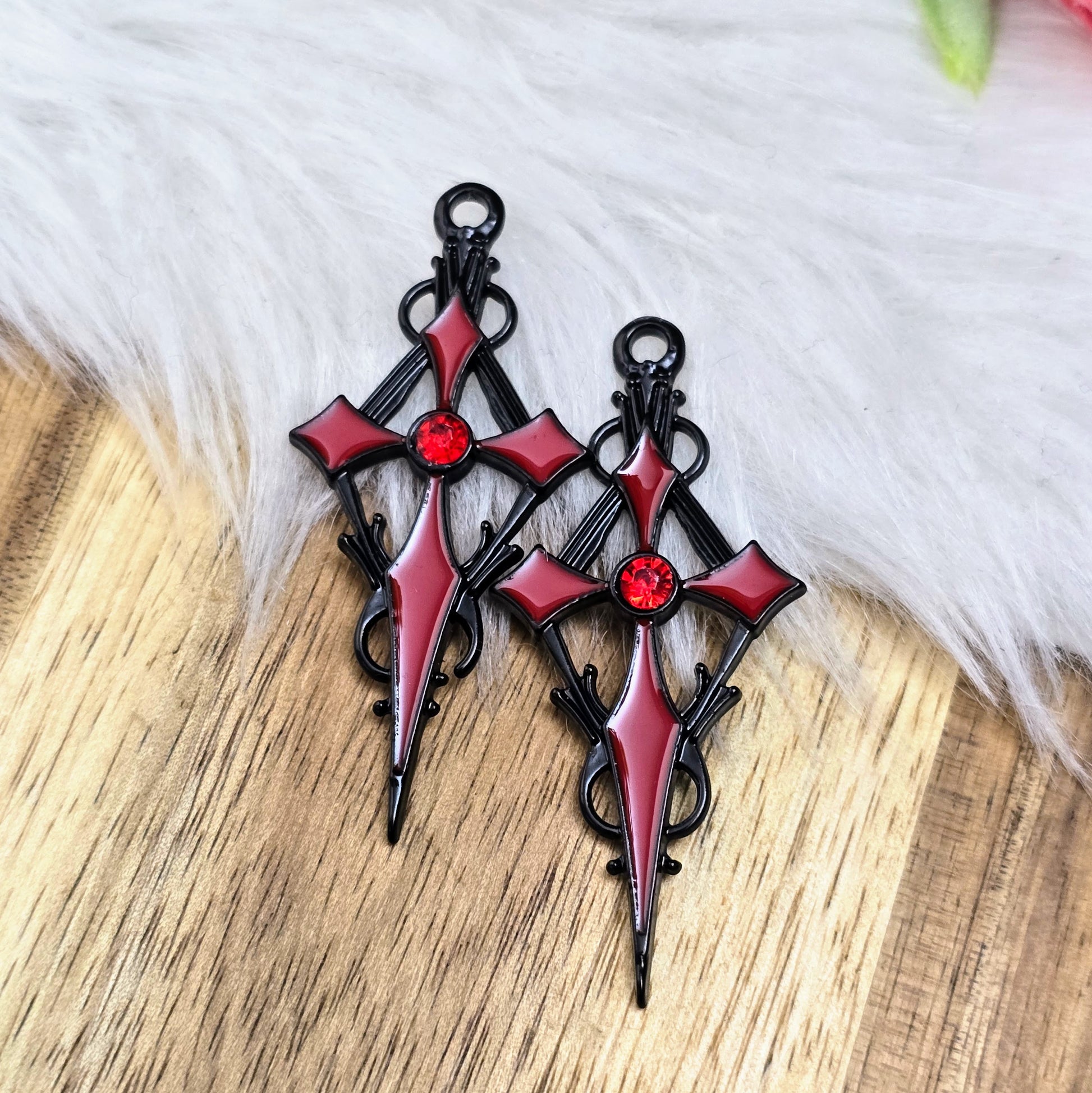 Zwei schwarze Kreuzanhänger mit rotem Emaille und Strassstein – 47 mm – perfekt für Ketten, Choker, Taschen & mehr – auffälliges DIY-Zubehör mit Stil.