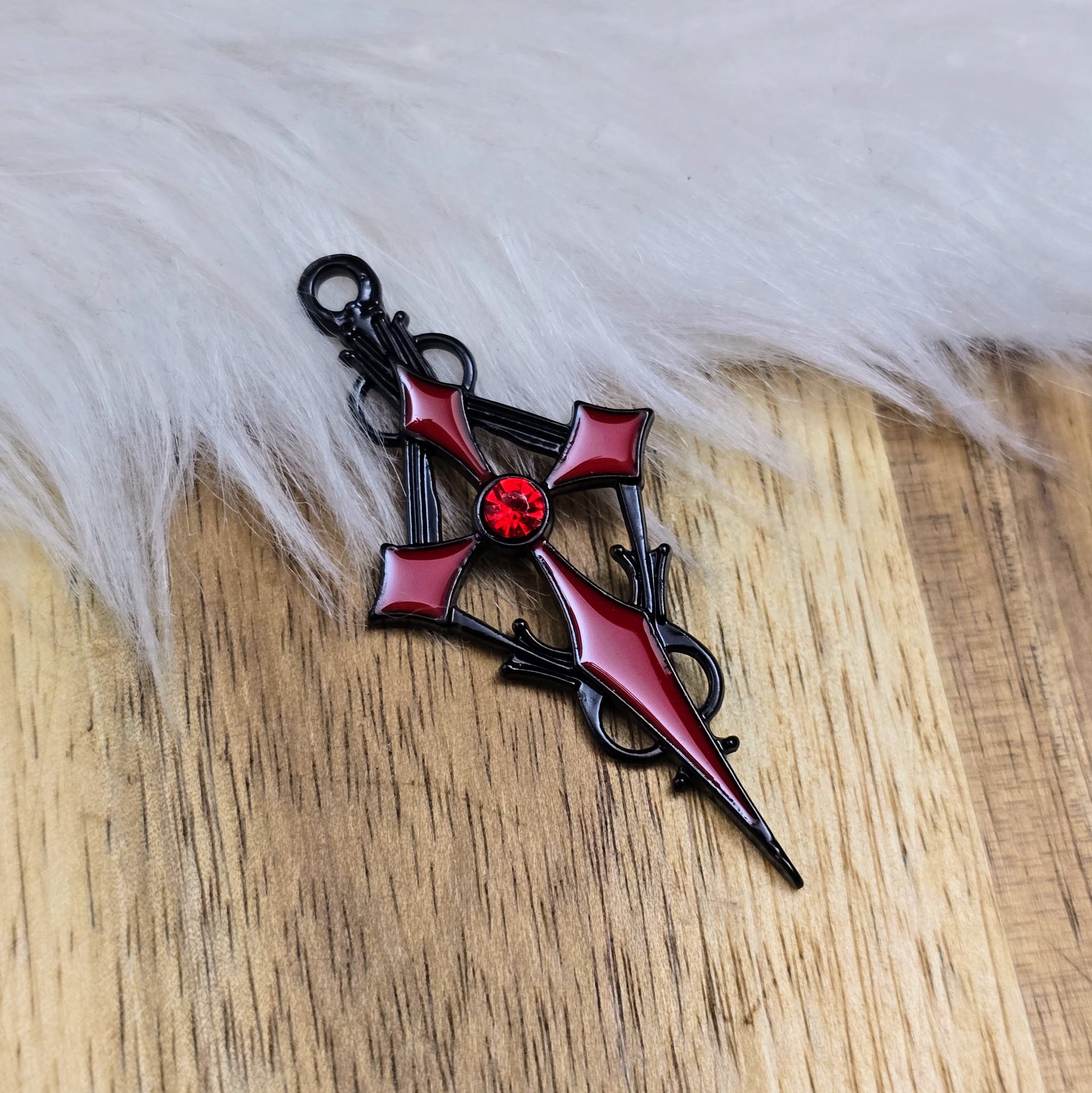 Zwei schwarze Kreuzanhänger mit rotem Emaille und Strassstein – 47 mm – perfekt für Ketten, Choker, Taschen & mehr – auffälliges DIY-Zubehör mit Stil.