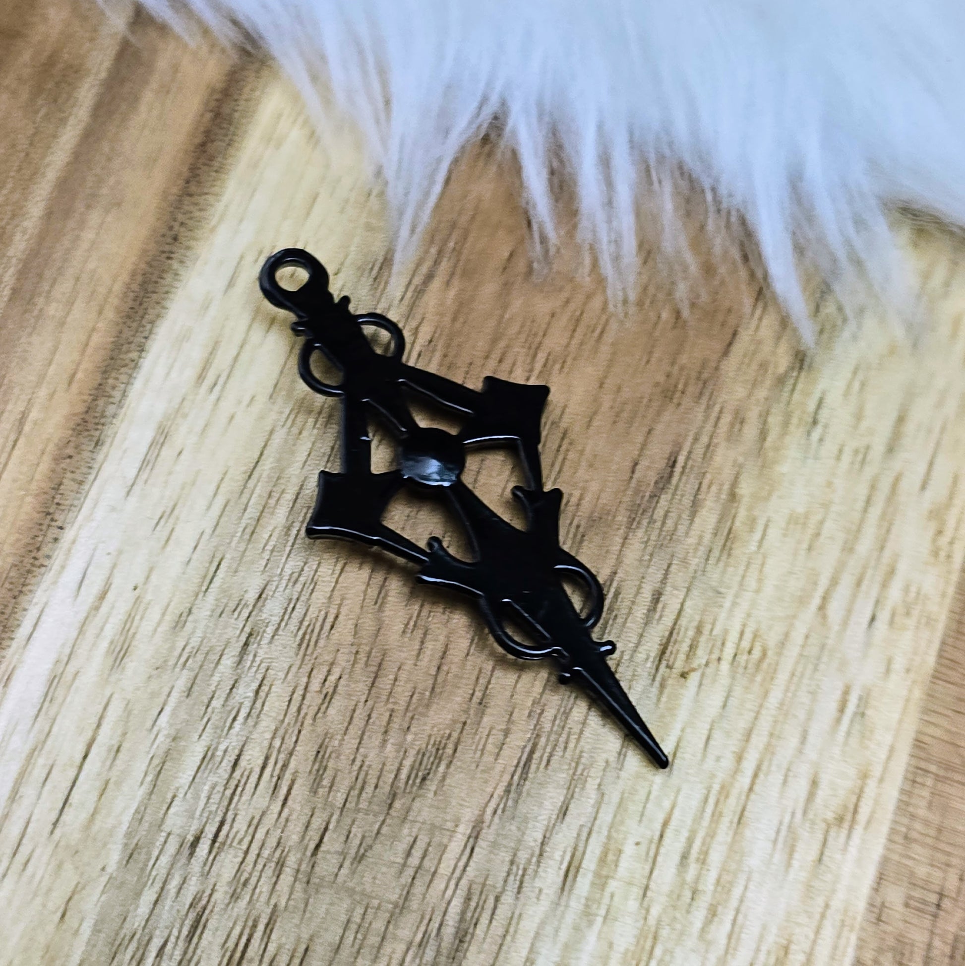 Zwei schwarze Kreuzanhänger mit rotem Emaille und Strassstein – 47 mm – perfekt für Ketten, Choker, Taschen & mehr – auffälliges DIY-Zubehör mit Stil.