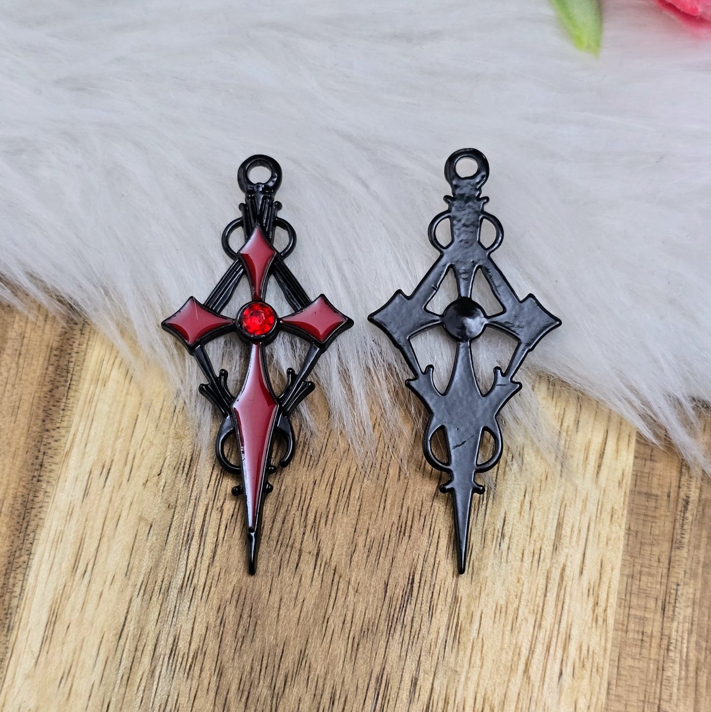 Zwei schwarze Kreuzanhänger mit rotem Emaille und Strassstein – 47 mm – perfekt für Ketten, Choker, Taschen & mehr – auffälliges DIY-Zubehör mit Stil.
