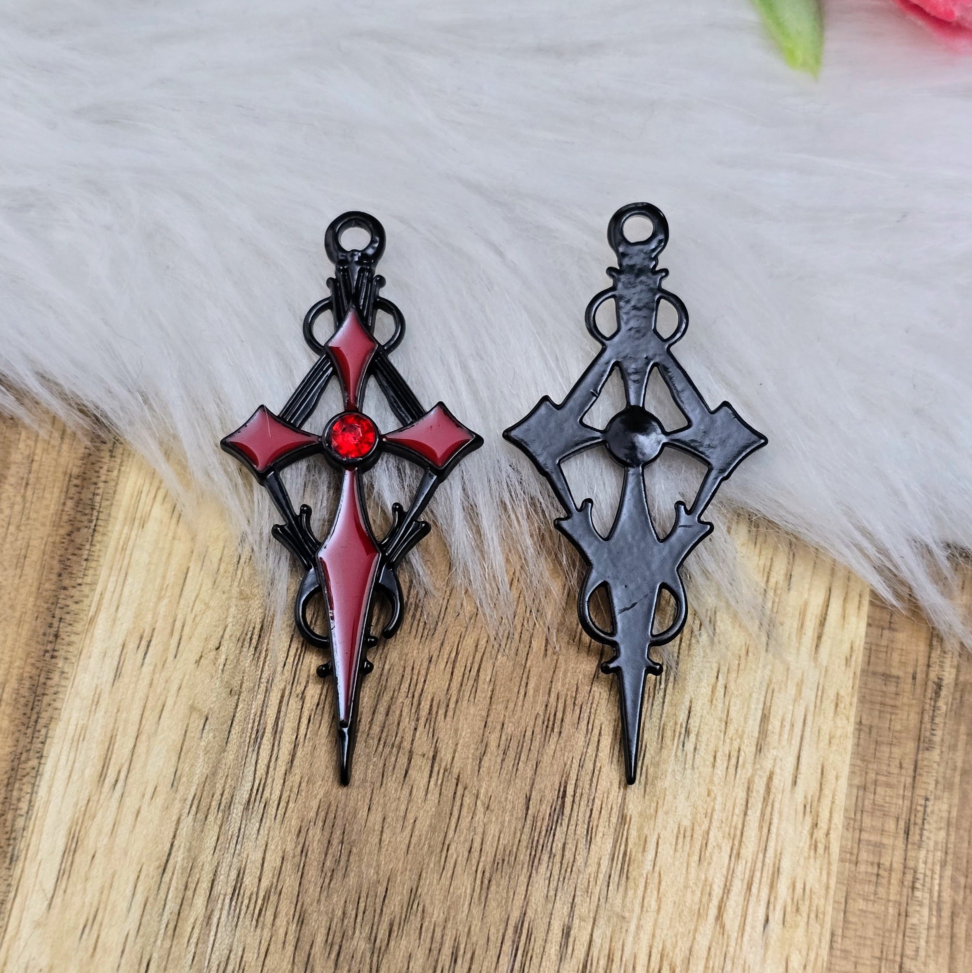 Zwei schwarze Kreuzanhänger mit rotem Emaille und Strassstein – 47 mm – perfekt für Ketten, Choker, Taschen & mehr – auffälliges DIY-Zubehör mit Stil.