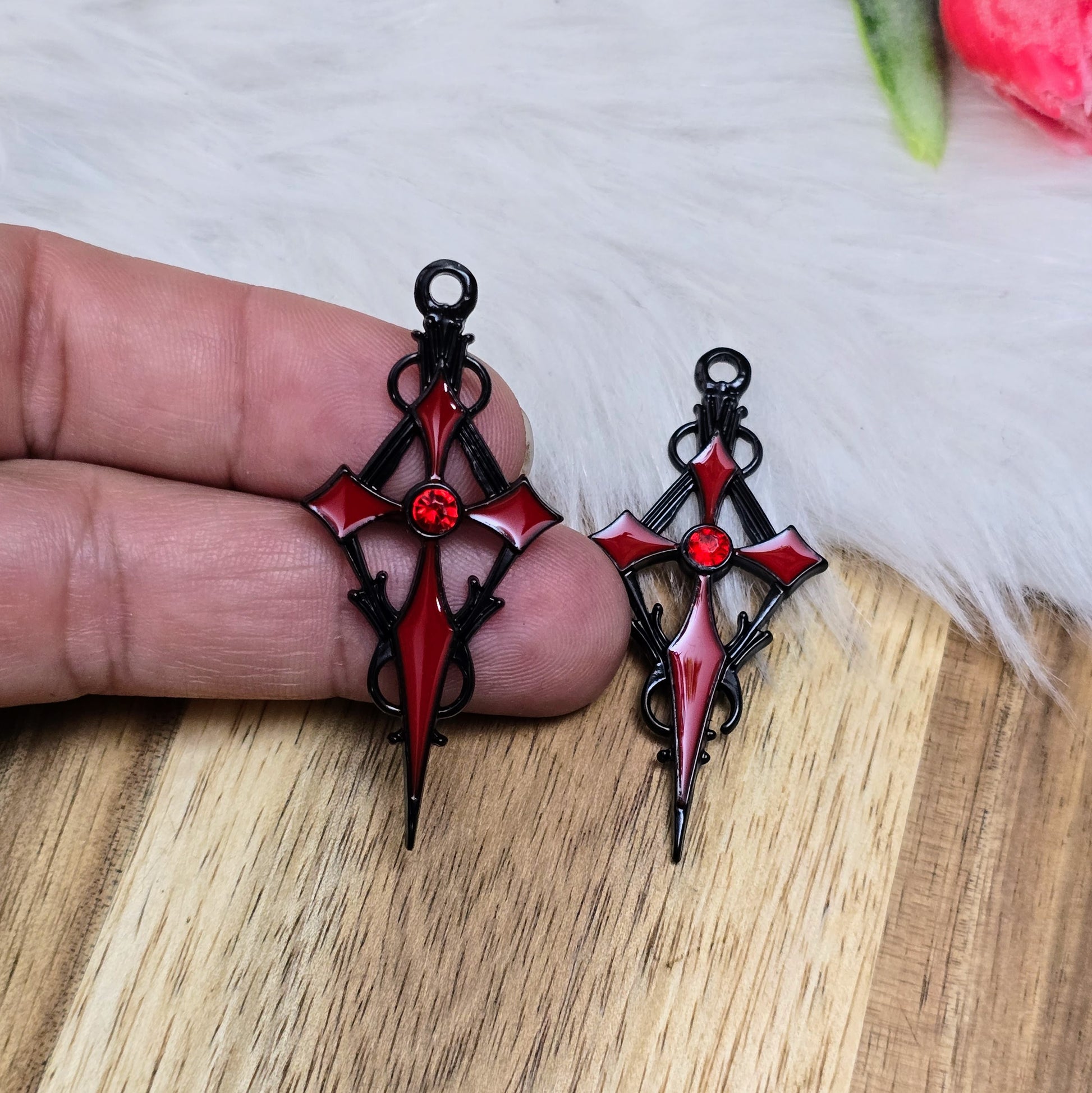 Zwei schwarze Kreuzanhänger mit rotem Emaille und Strassstein – 47 mm – perfekt für Ketten, Choker, Taschen & mehr – auffälliges DIY-Zubehör mit Stil.