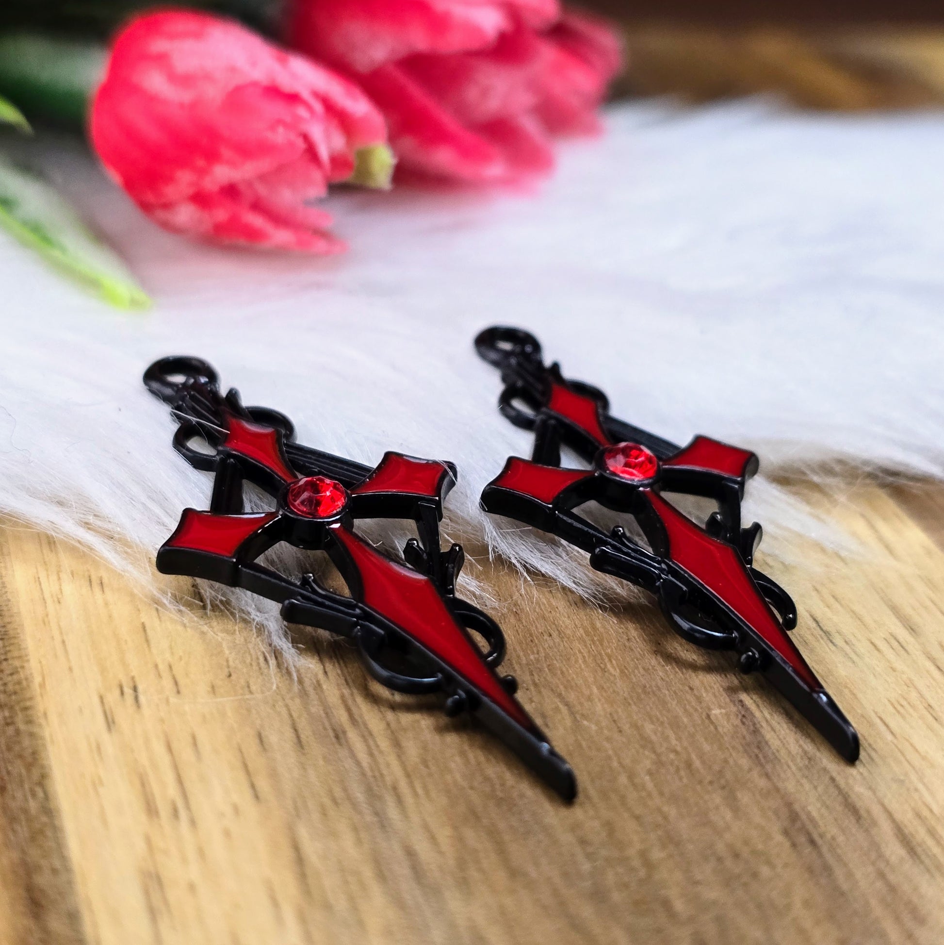 Zwei schwarze Kreuzanhänger mit rotem Emaille und Strassstein – 47 mm – perfekt für Ketten, Choker, Taschen & mehr – auffälliges DIY-Zubehör mit Stil.