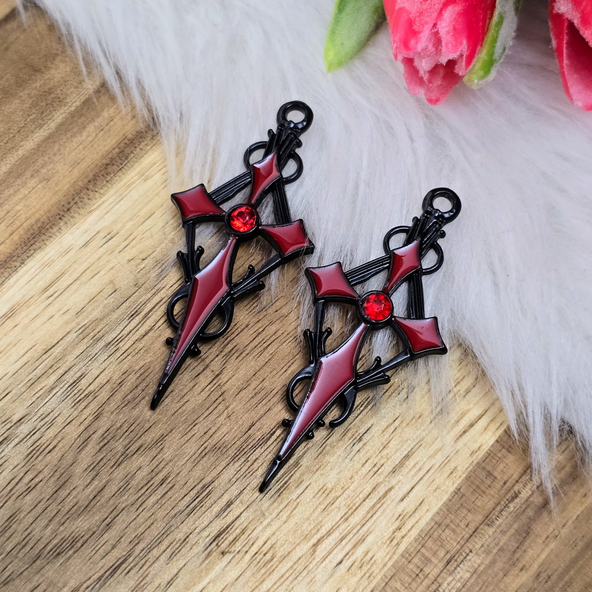 Zwei schwarze Kreuzanhänger mit rotem Emaille und Strassstein – 47 mm – perfekt für Ketten, Choker, Taschen & mehr – auffälliges DIY-Zubehör mit Stil.