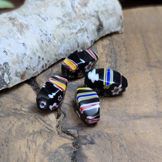 4 wunderschöne Millefiori Glasperlen in charmanter Nuggetform. Diese faszinierenden schwarzen Perlen sind perfekt für die Schaffung einzigartiger und individueller Schmuckstücke. Sie eignen sich hervorragend für die Gestaltung von Ketten, Armbändern und Ohrringen.
