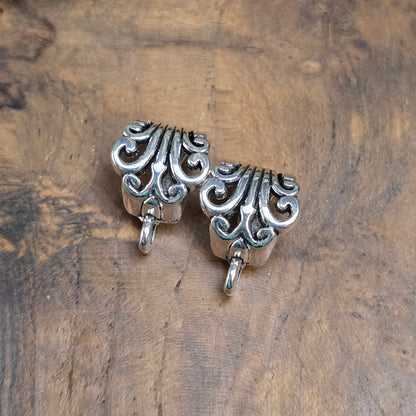 2 silberfarbene Collierschlaufen mit Schnörkeln – perfekt für Bänder & Anhänger. Verleihe deinem Schmuck romantischen Vintage-Charme. DIY-ready & stilvoll.