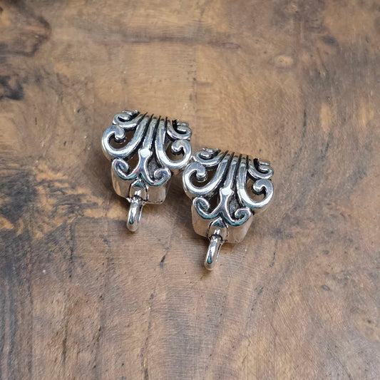 2 silberfarbene Collierschlaufen mit Schnörkeln – perfekt für Bänder & Anhänger. Verleihe deinem Schmuck romantischen Vintage-Charme. DIY-ready & stilvoll.