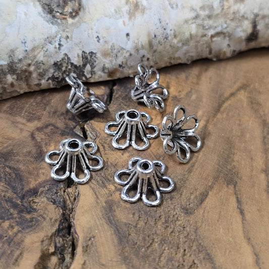 6 silberfarbene Metall-Perlenkappen in Blütenform, ca. 6x13 mm. Stilvolles Schmuckzubehör für Armbänder, Ketten und Ohrringe.