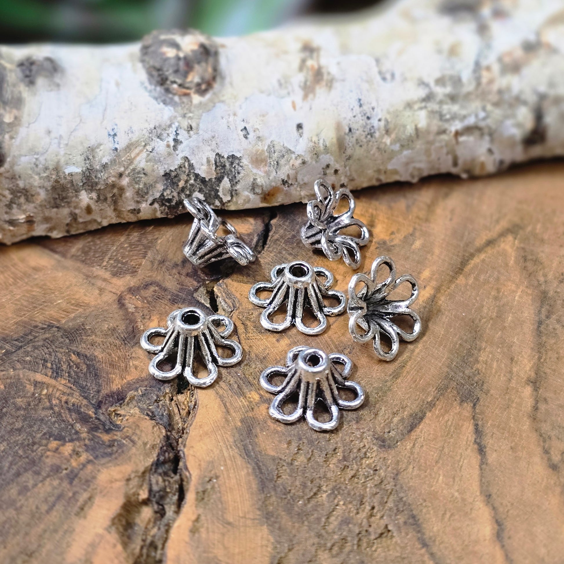 6 silberfarbene Metall-Perlenkappen in Blütenform, ca. 6x13 mm. Stilvolles Schmuckzubehör für Armbänder, Ketten und Ohrringe.