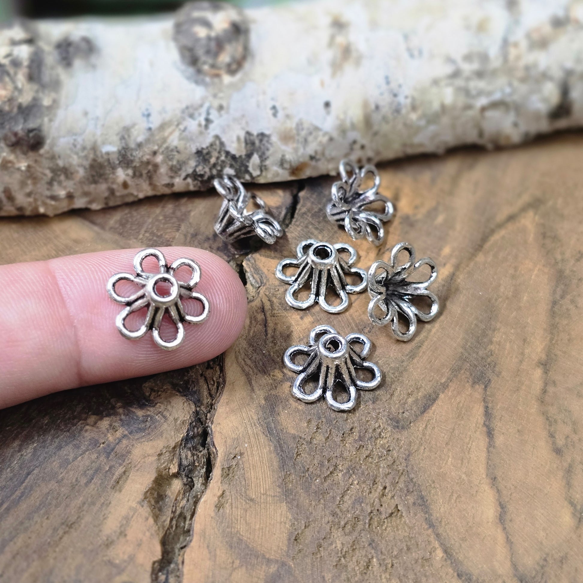 6 silberfarbene Metall-Perlenkappen in Blütenform, ca. 6x13 mm. Stilvolles Schmuckzubehör für Armbänder, Ketten und Ohrringe.