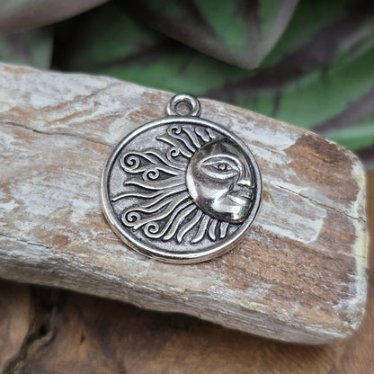 2 Sonnen-Anhänger (23mm) in antik silber für DIY Schmuck. Perfekt für Ketten, Armbänder, Haarspangen & mehr. Strahle mit deinem individuellen Design!