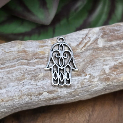 3x filigrane Hamsa Hand Anhänger (21x13mm), antik silber. Schutzsymbol & Glücksbringer für DIY-Schmuck, beidseitig geprägt, robuste Zinklegierung. Ideal für Ketten & Armbänder.