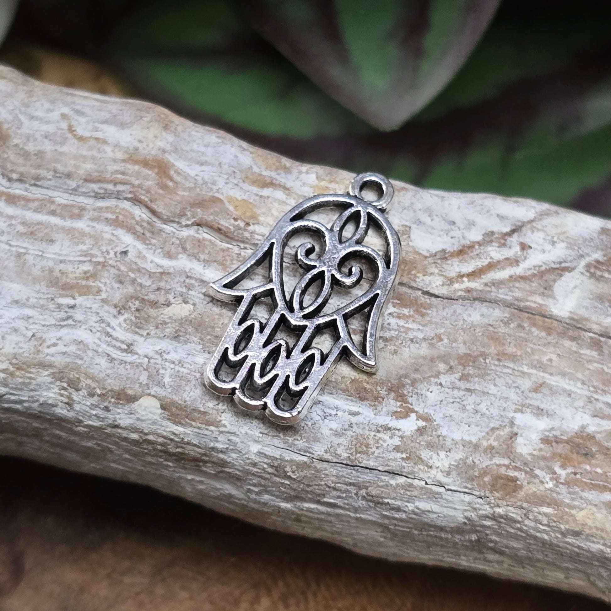 3x filigrane Hamsa Hand Anhänger (21x13mm), antik silber. Schutzsymbol & Glücksbringer für DIY-Schmuck, beidseitig geprägt, robuste Zinklegierung. Ideal für Ketten & Armbänder.