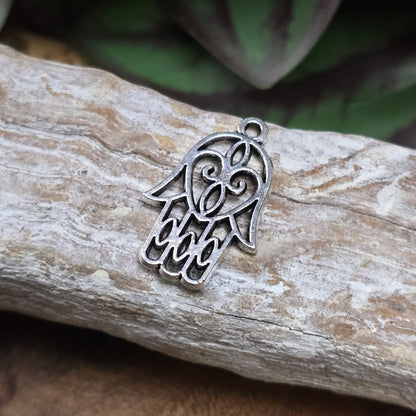 3x filigrane Hamsa Hand Anhänger (21x13mm), antik silber. Schutzsymbol & Glücksbringer für DIY-Schmuck, beidseitig geprägt, robuste Zinklegierung. Ideal für Ketten & Armbänder.