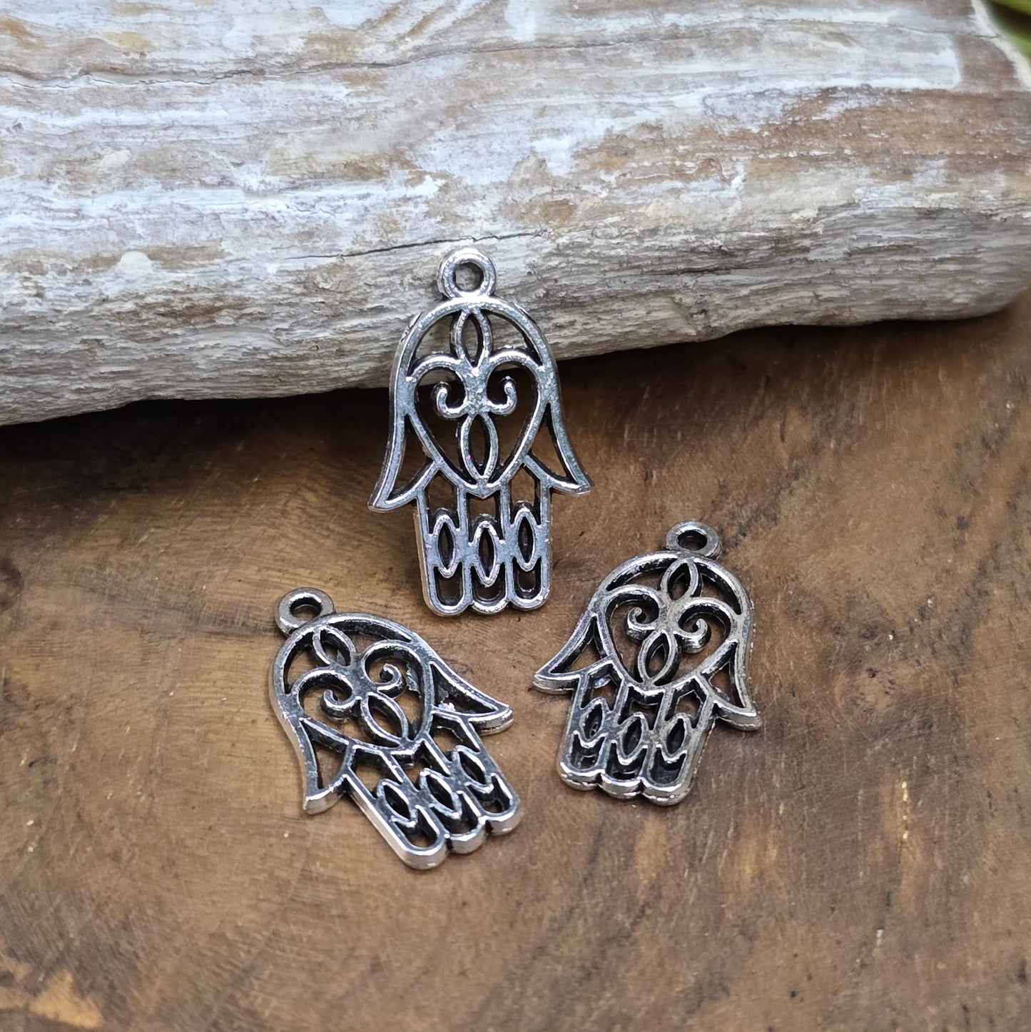 3x filigrane Hamsa Hand Anhänger (21x13mm), antik silber. Schutzsymbol & Glücksbringer für DIY-Schmuck, beidseitig geprägt, robuste Zinklegierung. Ideal für Ketten & Armbänder.
