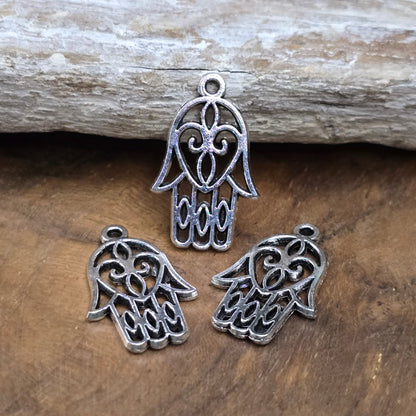 3x filigrane Hamsa Hand Anhänger (21x13mm), antik silber. Schutzsymbol & Glücksbringer für DIY-Schmuck, beidseitig geprägt, robuste Zinklegierung. Ideal für Ketten & Armbänder.