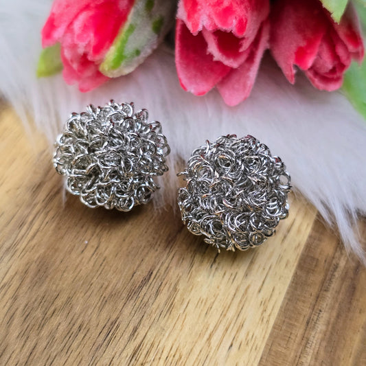 2 silberfarbene Drahtwickelperlen in Kugelform – 19 mm – ohne Fädelloch, aber durchlässig – ideal für selbstgemachte Ketten, Armbänder oder Dekoideen mit Charakter