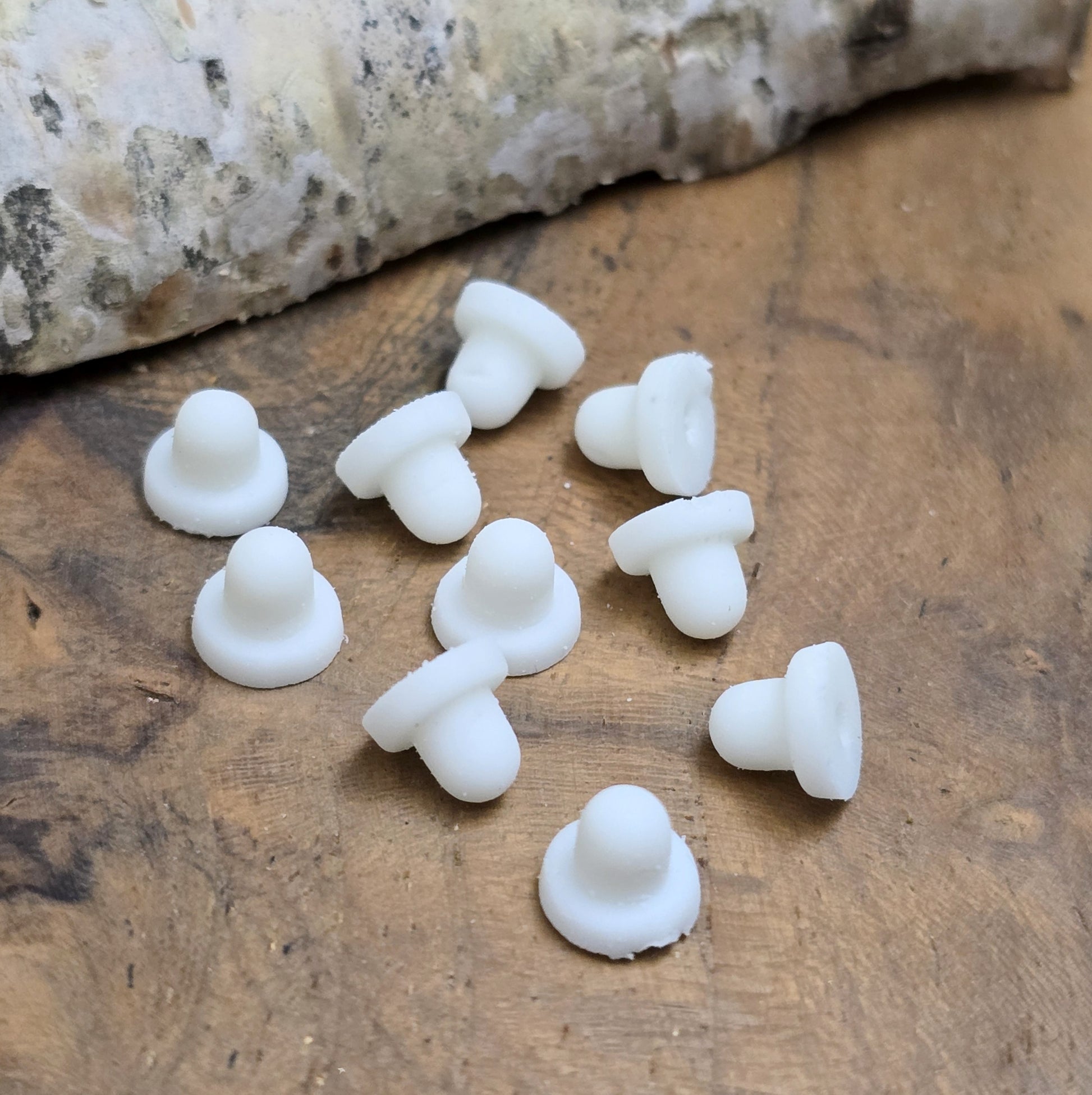 Dieses Set besteht aus weichem Silikon und bietet ein komfortables Tragegefühl. Die weichen, langlebigen Ohrringkissen sind nicht nur robust, sondern schützen auch Ihre Ohren vor Schmerzen und machen das Tragen von Ohrclips deutlich angenehmer.