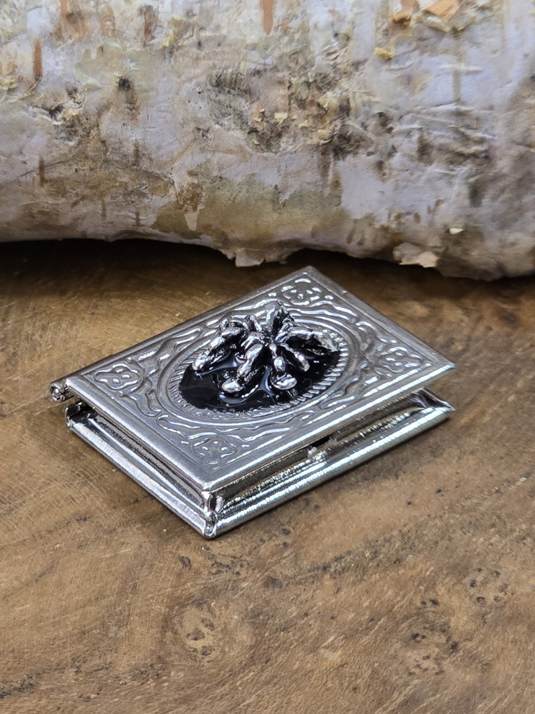 Liegender Buch-Anhänger mit Spinnenmotiv, schwarzem Resin und verziertem silberfarbenem Deckel
