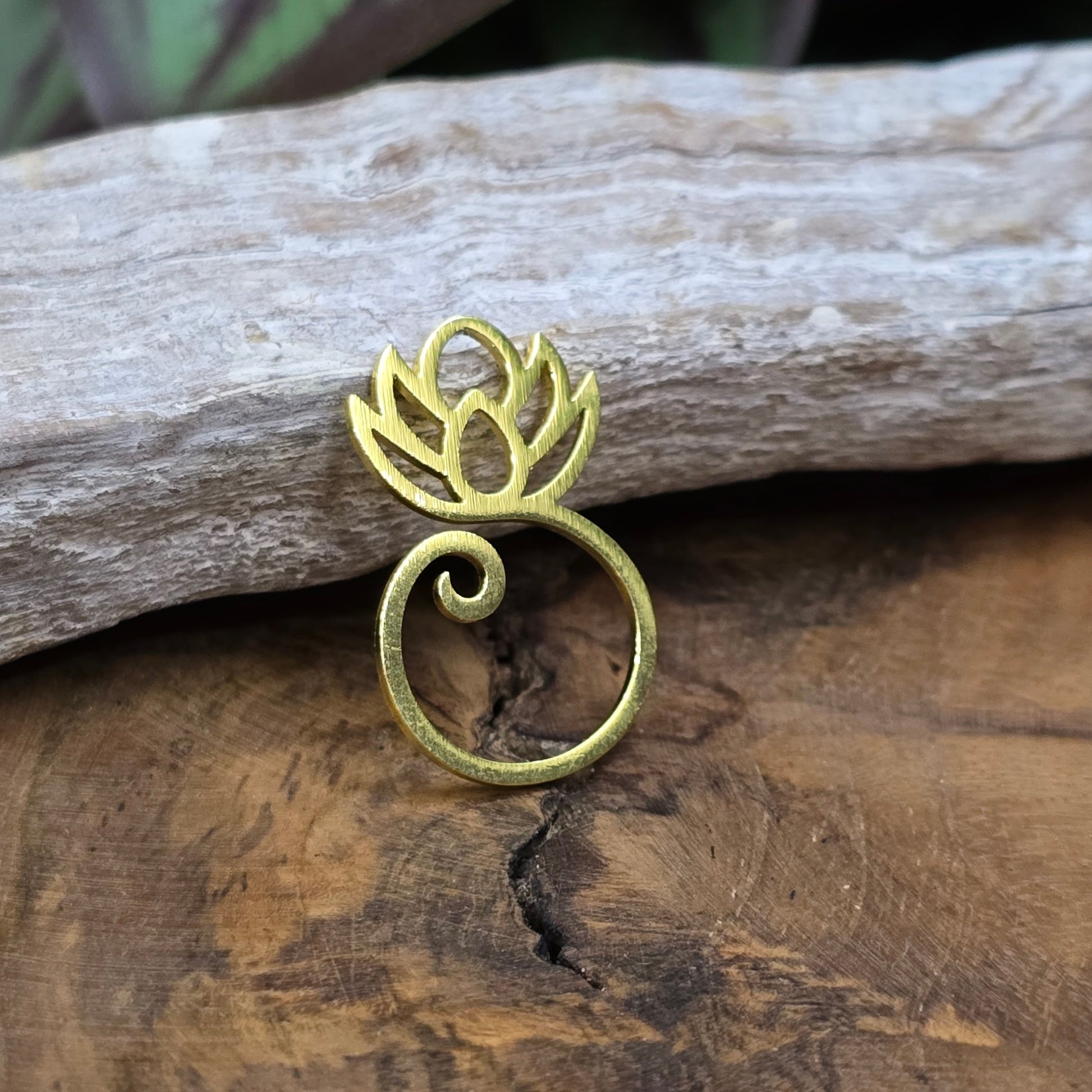 Zarter Lotus-Anhänger aus vergoldetem Edelstahl – spiritueller Verbinder für Chakra-, Mala- & Yogaschmuck. Perfekt für Dein DIY-Projekt oder als achtsames Geschenk.