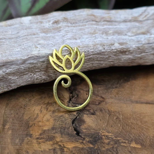Zarter Lotus-Anhänger aus vergoldetem Edelstahl – spiritueller Verbinder für Chakra-, Mala- & Yogaschmuck. Perfekt für Dein DIY-Projekt oder als achtsames Geschenk.