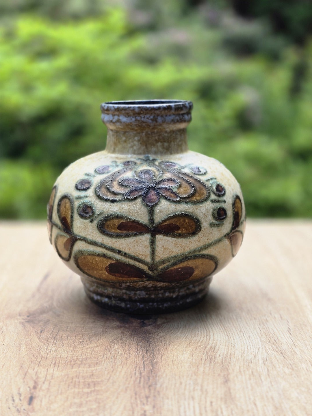 Vintage Strehla Keramikvase mit rundem Bauch, cremefarbener Glasur und floralem Reliefdekor