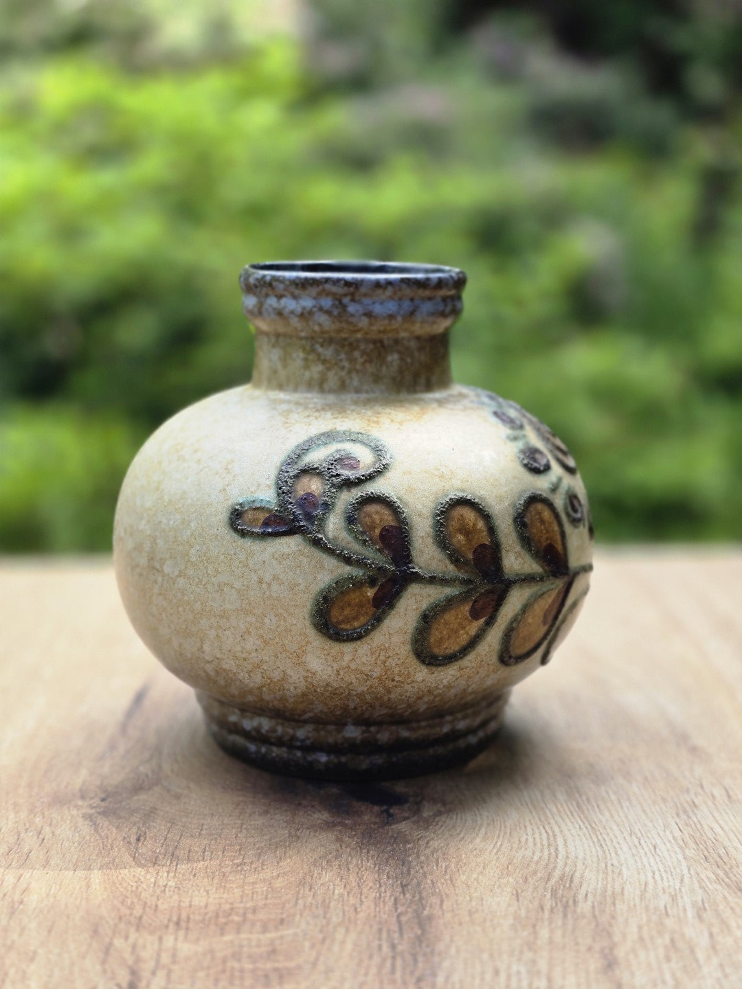 Strehla Vase mit cremebrauner Glasur, kurzem Hals, dunklem Standfuß und stilisiertem Blattdekor