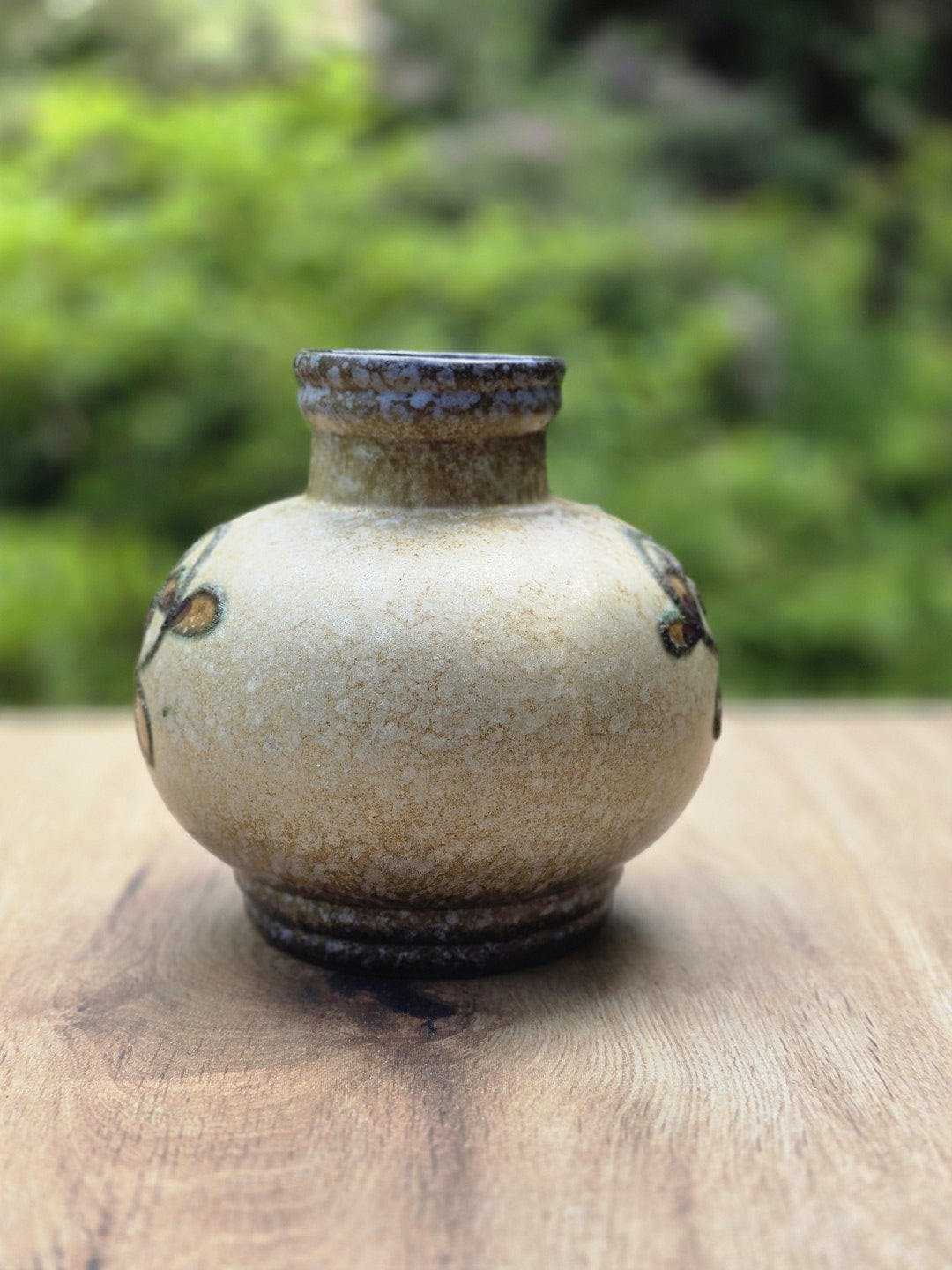 Rückseite der Vintage Keramikvase mit heller gesprenkelter Glasur, kurzem Hals und dunklem Fuß