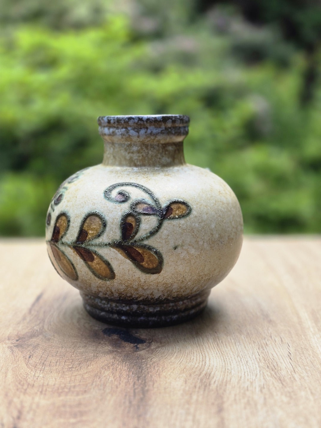 Vorderansicht der Strehla Vase mit rundem Bauch, floralem Reliefdekor und braunem Rand
